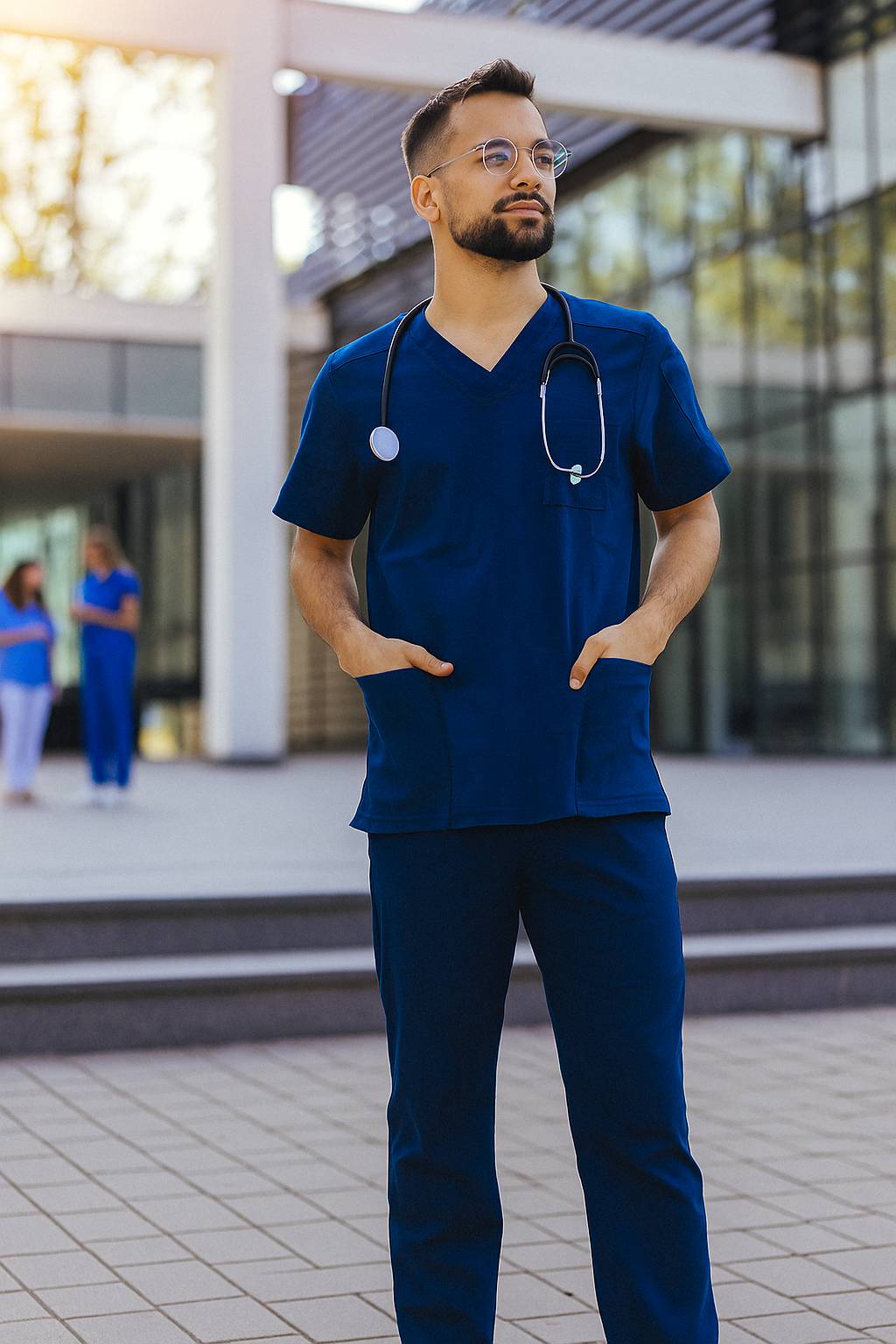 Médico uniformizado